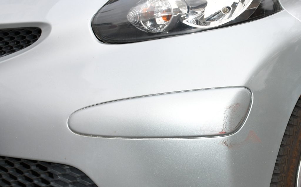 Beschädigte Fahrzeugfront nach einem Verkehrsunfall