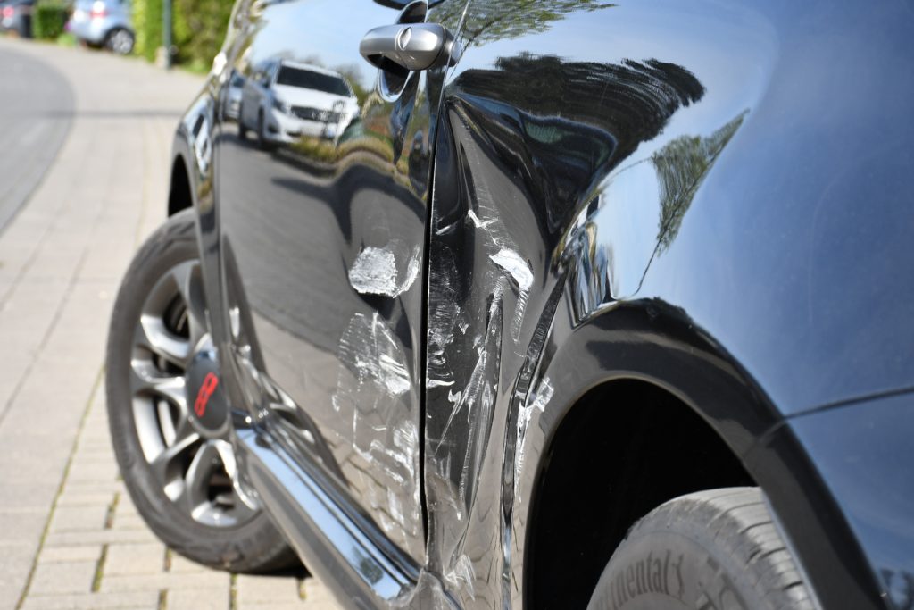 Stark beschädigte Autotür nach einem Unfall