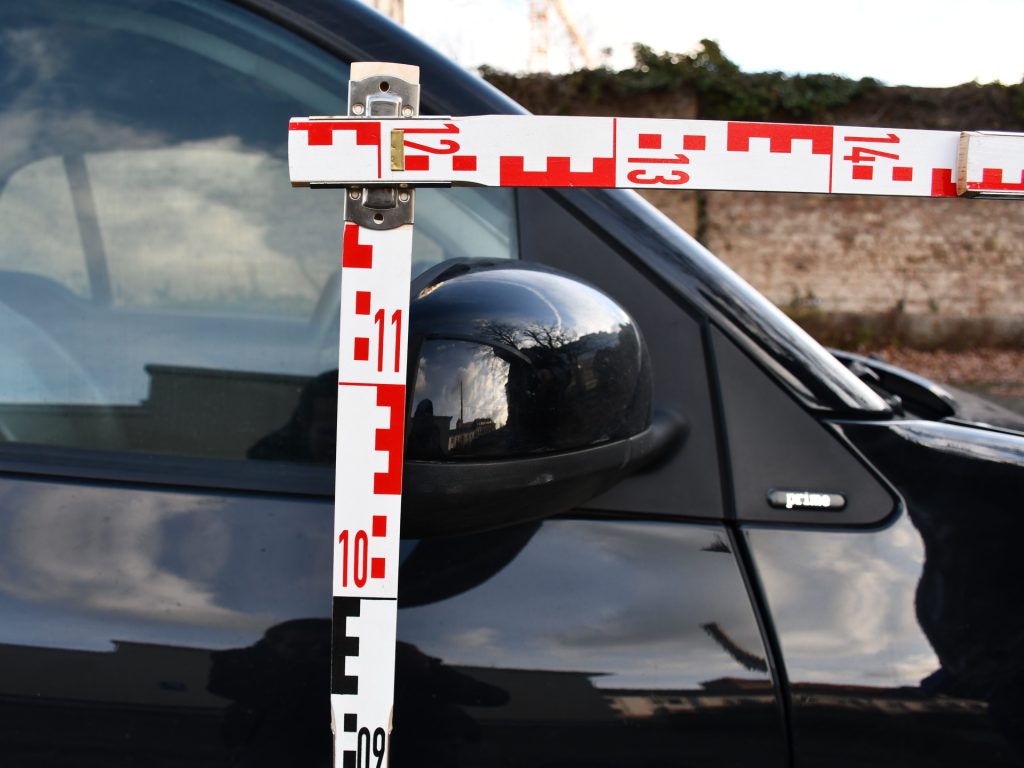 Unfallfahrzeug mit geöffneter Motorhaube